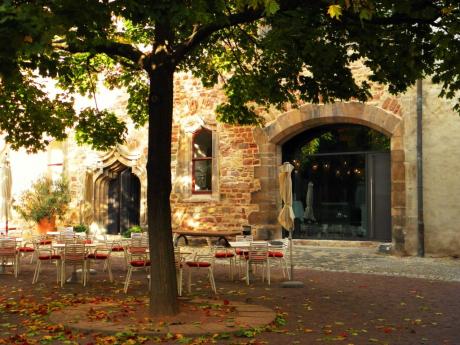 Kleine Rast (im Hof der Moritzburg in Halle) - Wolfgang Bergter - Array auf Array - Array - 